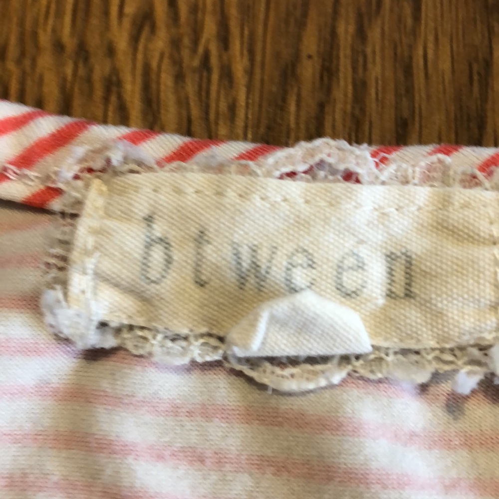 Red and white btween shirt - Picture 2 of 3